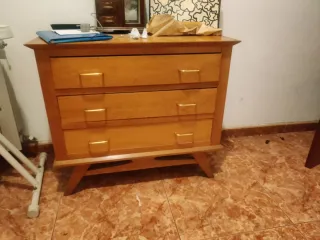 Cómoda de madera con 3 cajones