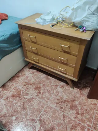 Cómoda de madera con 3 cajones