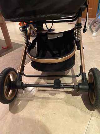 Carrito de bebé negro y dorado