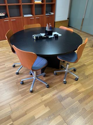 Mesa redonda y 4 sillas oficina