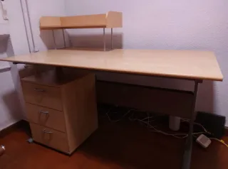 Escritorio madera y metal con cajonera
