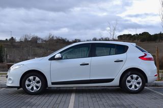 Renault Megane AUTENTHIQUE 1.6i 100 cv 5 puertas