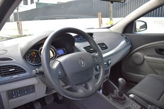 Renault Megane AUTENTHIQUE 1.6i 100 cv 5 puertas