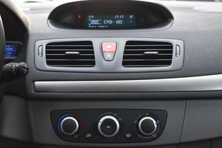 Renault Megane AUTENTHIQUE 1.6i 100 cv 5 puertas