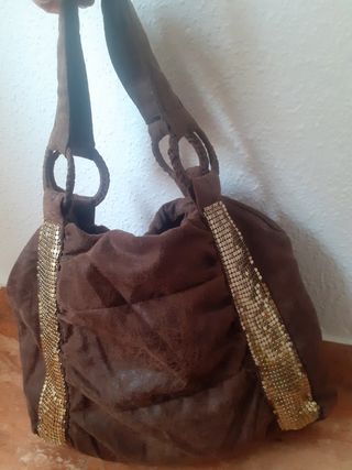Bolso marrón con detalles dorados