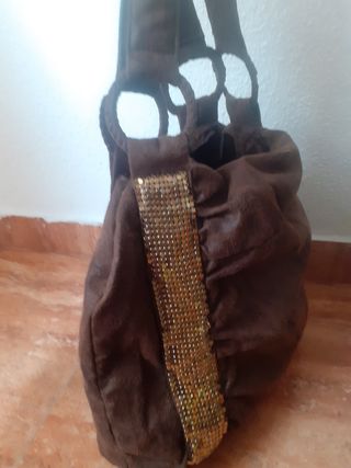 Bolso marrón con detalles dorados