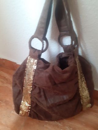 Bolso marrón con detalles dorados