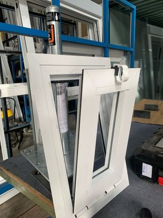 Oficial de carpenteria  metalica y montaje d alum.