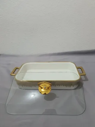 Fuente cerámica dorada y blanca con tapa