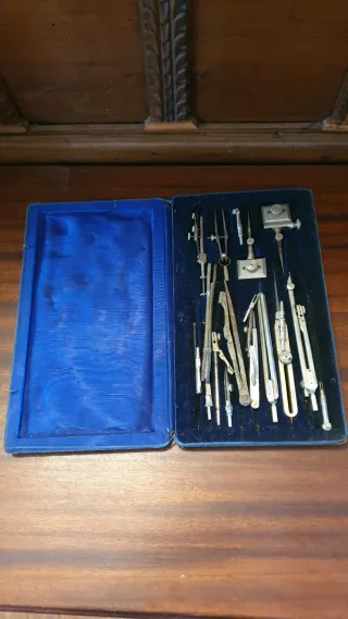 Juego de compases y herramientas de dibujo antiguo