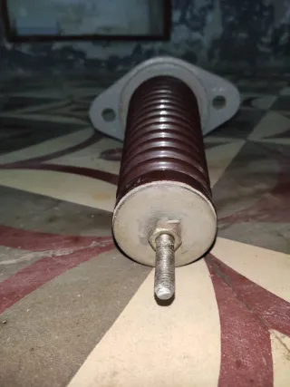 Aisladores eléctricos pasatapas