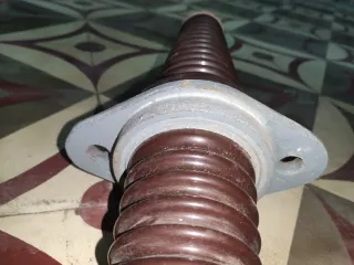 Aisladores eléctricos pasatapas