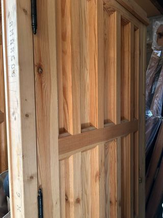 Puerta exterior madera maciza machiembrada