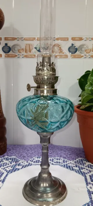 Lámpara de aceite antigua de cristal azul