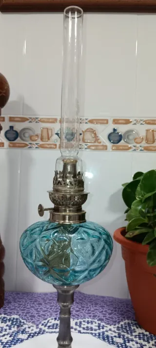Lámpara de aceite antigua de cristal azul
