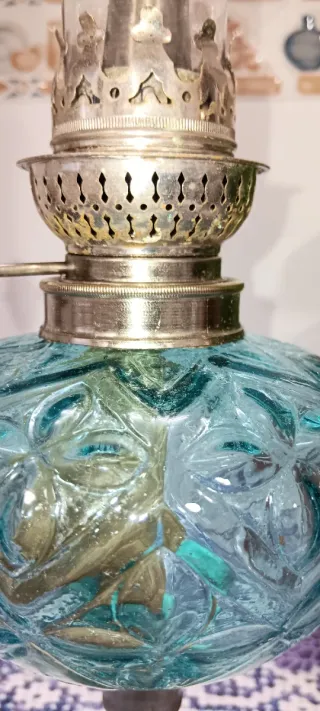 Lámpara de aceite antigua de cristal azul