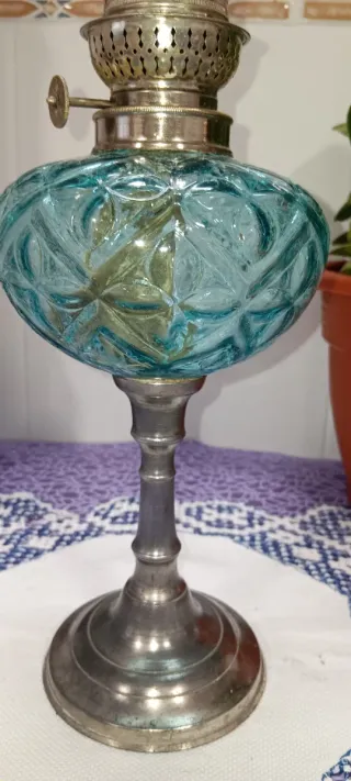 Lámpara de aceite antigua de cristal azul
