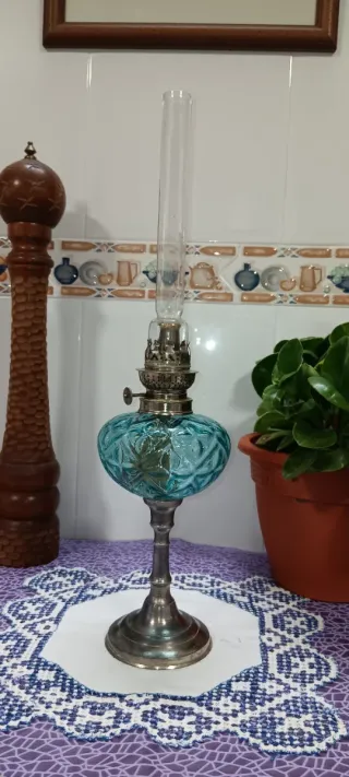 Lámpara de aceite antigua de cristal azul