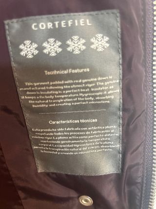 Abrigo plumífero morado con capucha