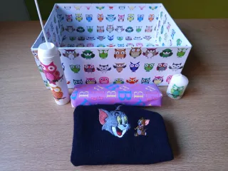 Caja de Buhos y Gorro de Tom y Jerry etc  a juego