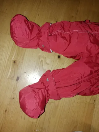 Traje de nieve rojo para bebé