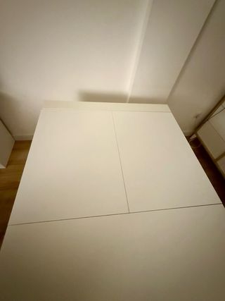 Mesa de comedor extensible blanca.