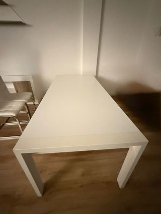 Mesa de comedor extensible blanca.