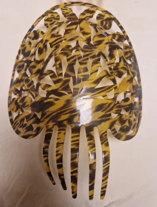 Antigua gran peineta símil carey