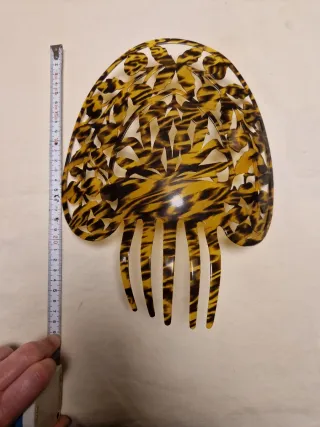 Antigua gran peineta símil carey