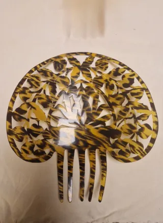 Antigua gran peineta símil carey