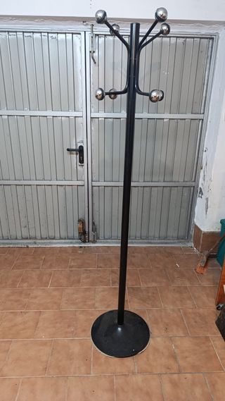 Perchero de pie con 8 colgadores