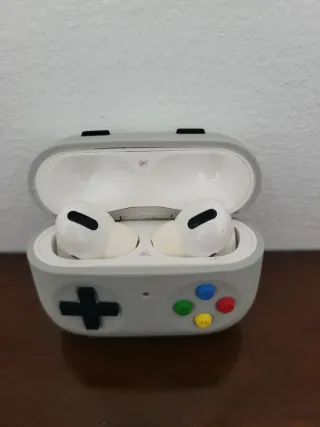 AirPods Pro con funda de mando