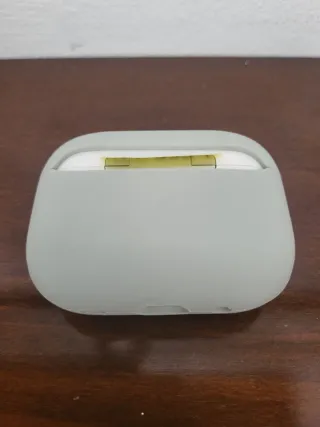 AirPods Pro con funda de mando