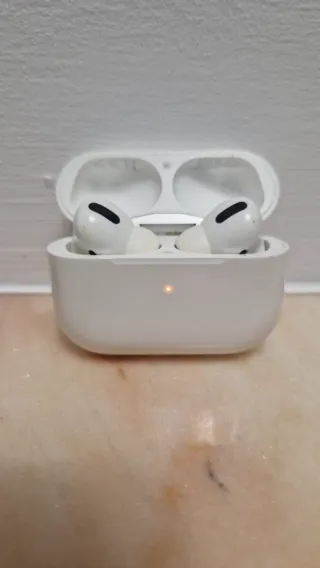 AirPods Pro con funda de mando