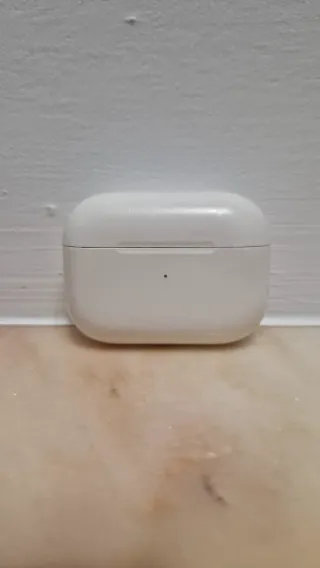 AirPods Pro con funda de mando