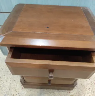 Mesita de noche de madera