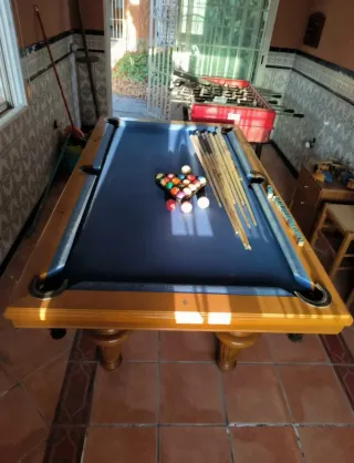 Mesa de billar con accesorios