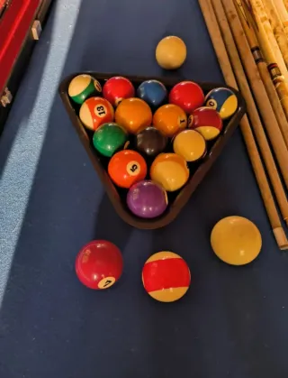 Mesa de billar con accesorios