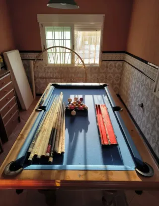 Mesa de billar con accesorios