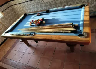 Mesa de billar con accesorios