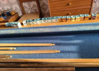 Mesa de billar con accesorios