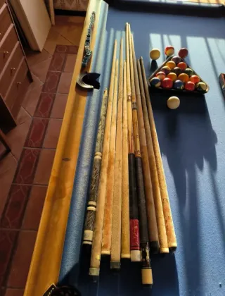 Mesa de billar con accesorios