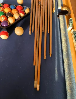 Mesa de billar con accesorios