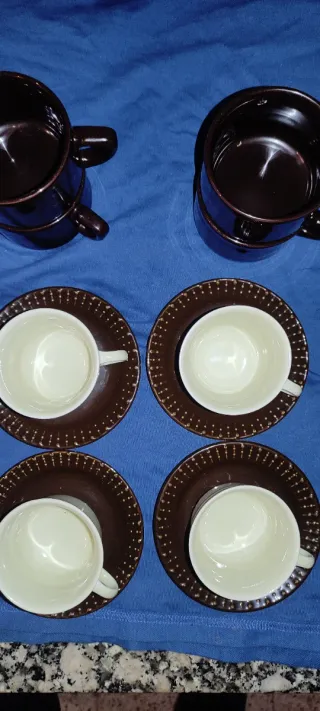 Juego de 4 tazas y platos de cerámica