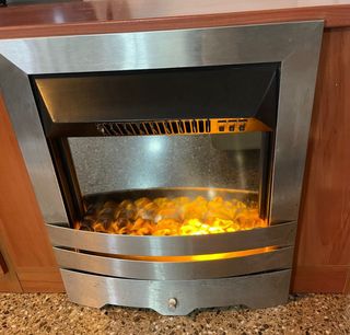 Mueble de madera con chimenea