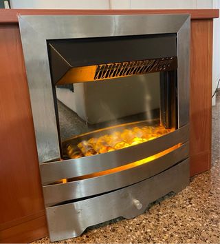 Mueble de madera con chimenea