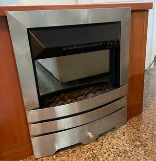 Mueble de madera con chimenea