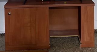 Mueble de madera con chimenea