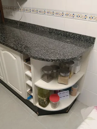 Mueble de cocina con encimera de mármol