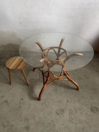 Mesa redonda de ratán y cristal
